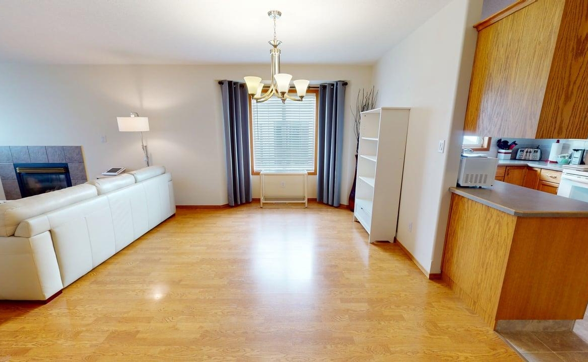 3907 46 St