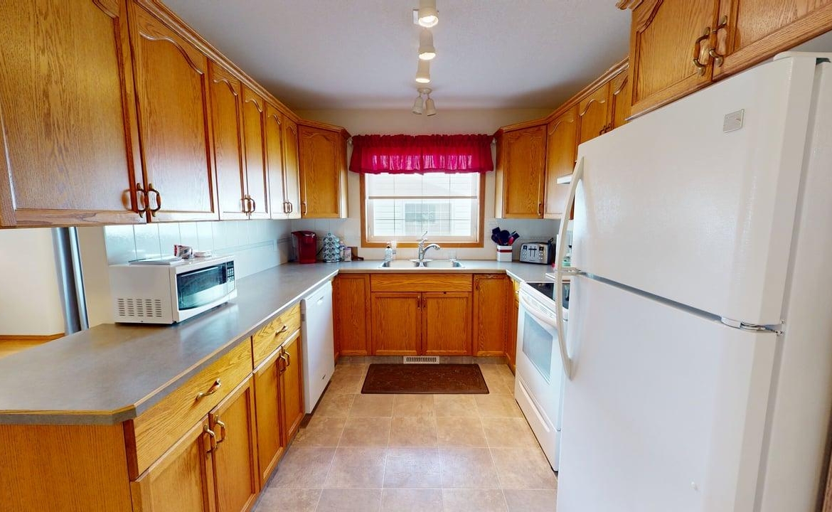 3907 46 St