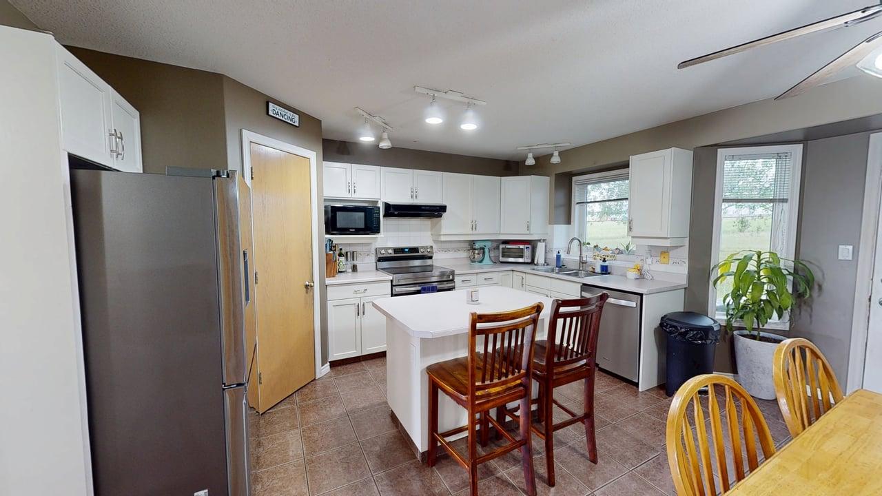 4121 46 Ave