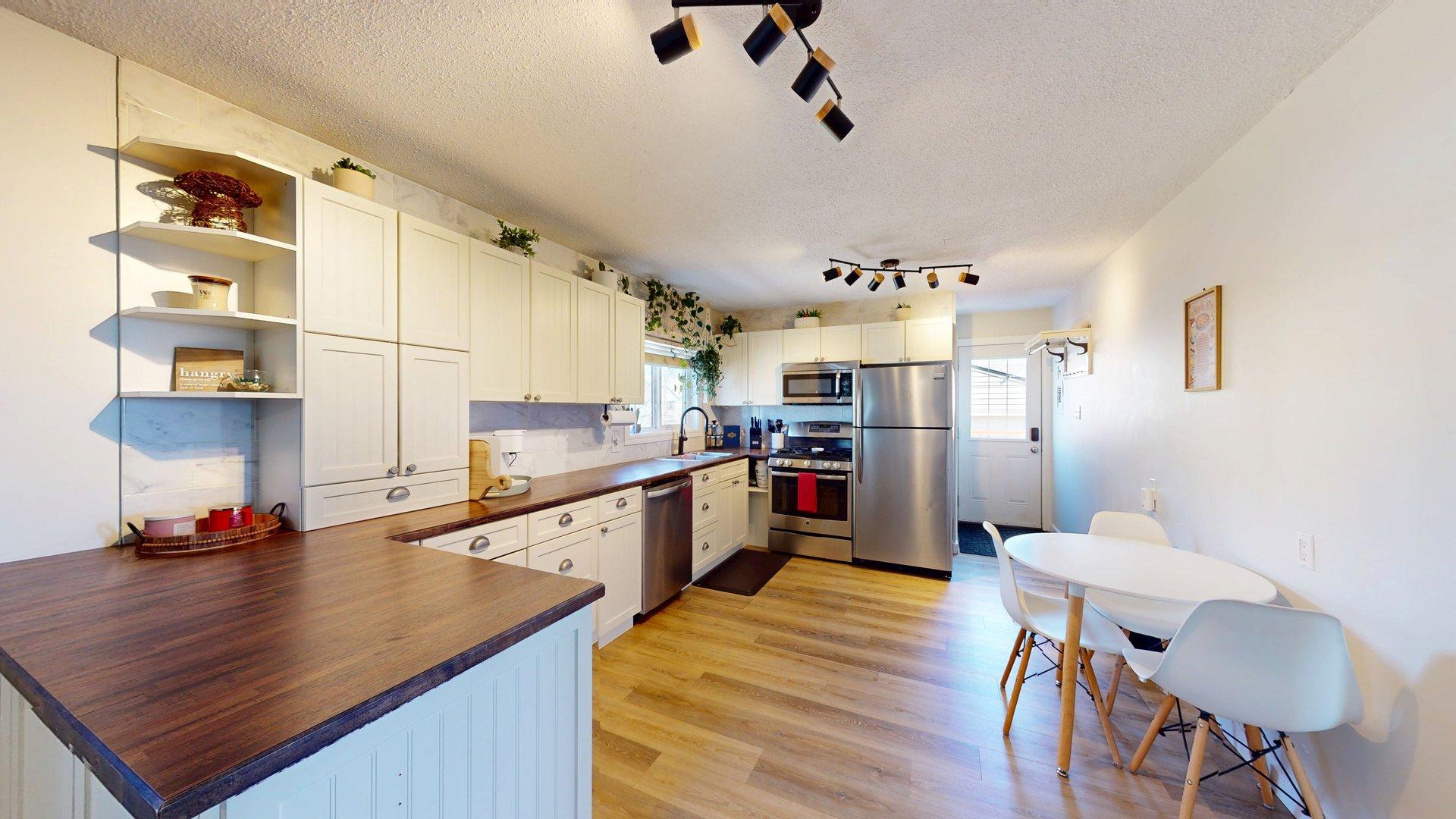 4901 44 St