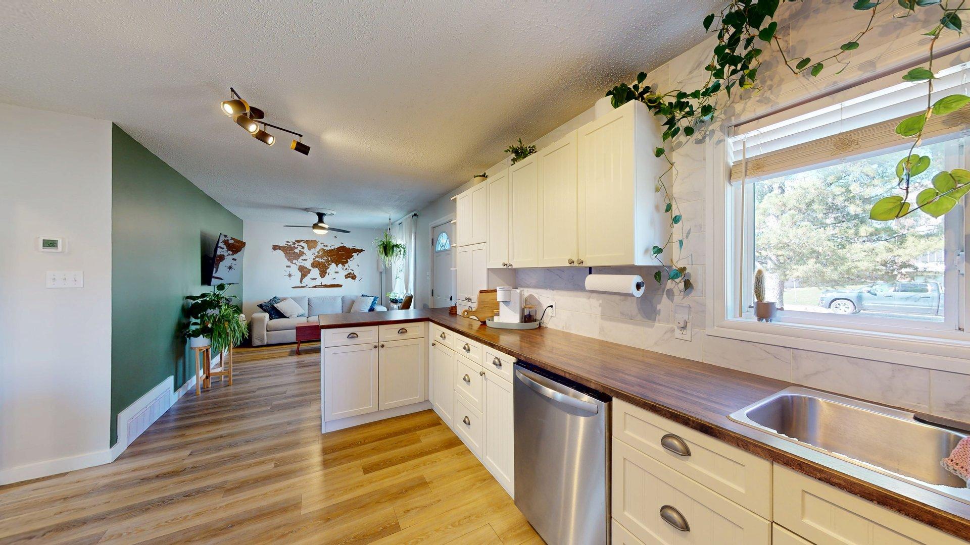 4901 44 St