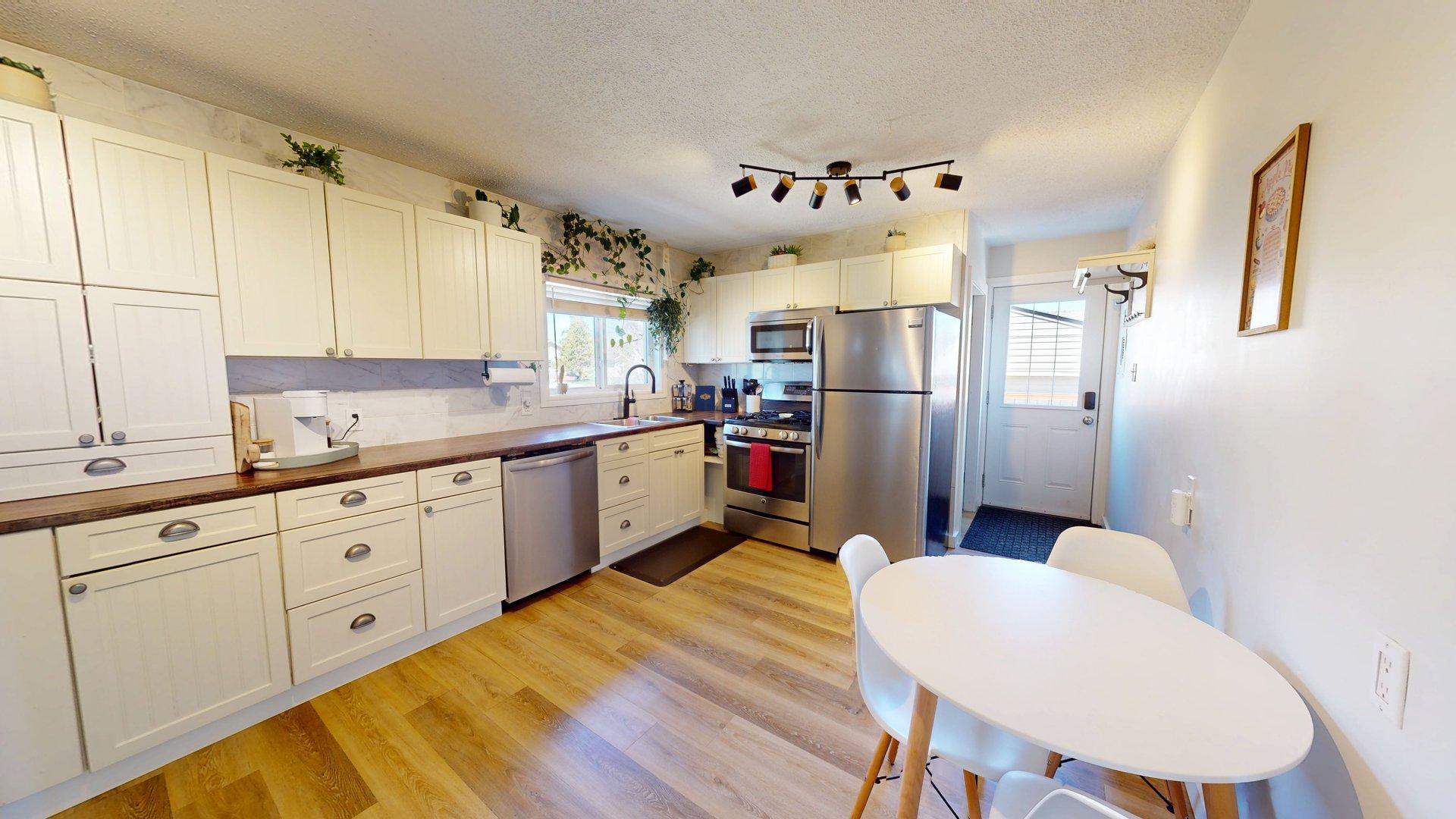 4901 44 St