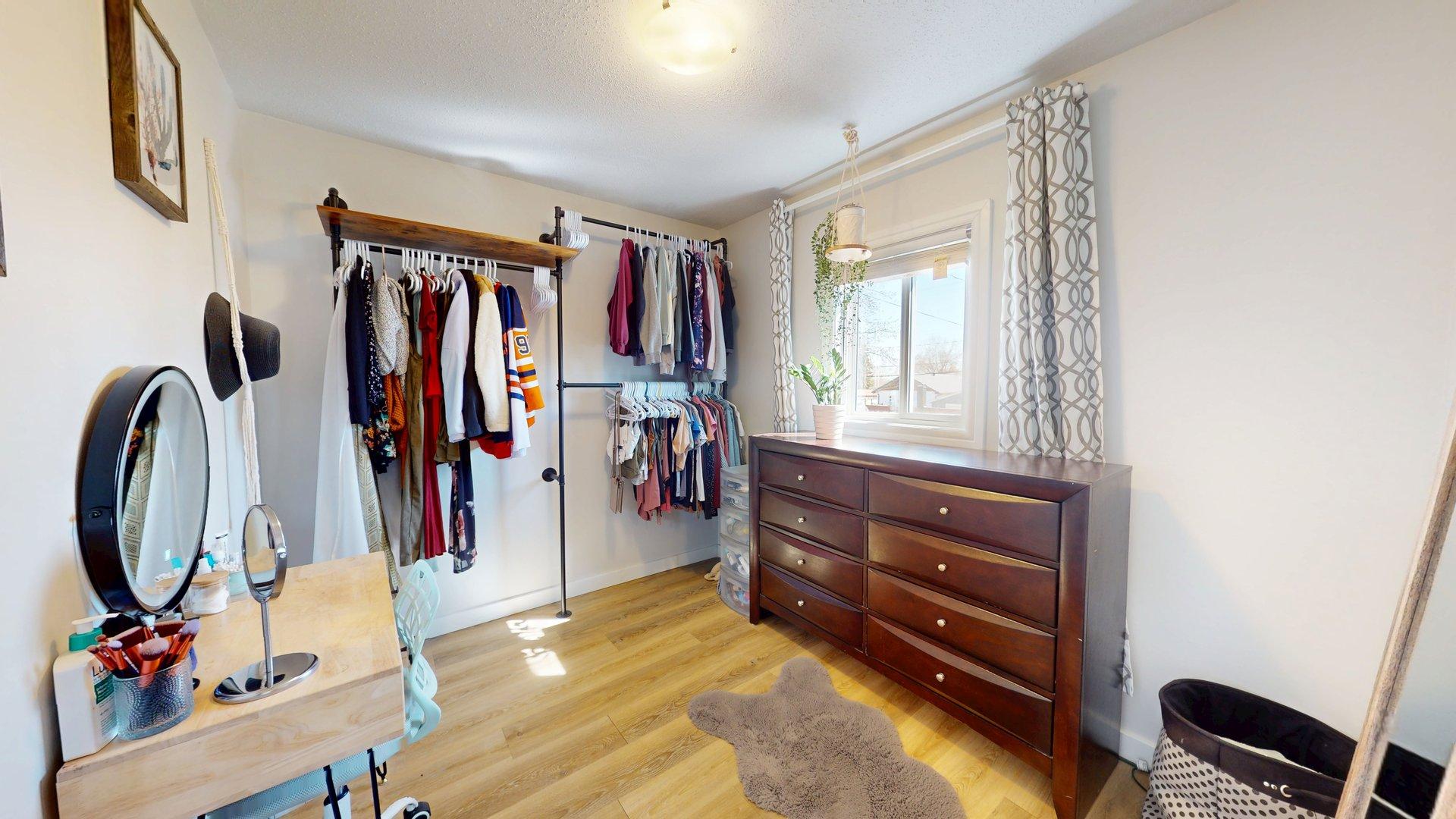 4901 44 St