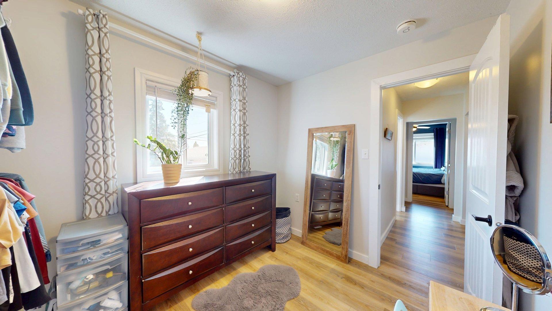 4901 44 St