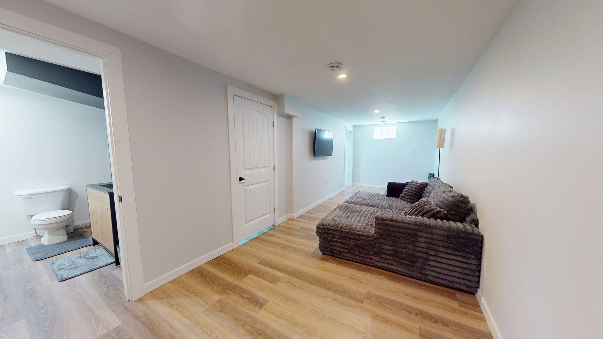 4901 44 St