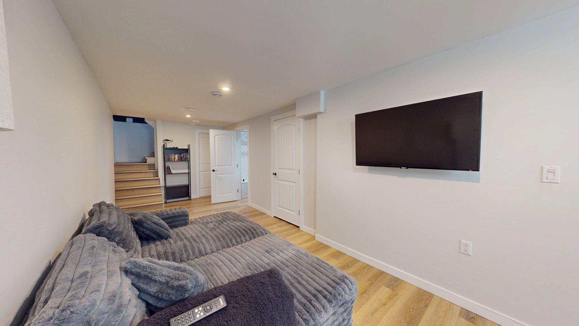 4901 44 St
