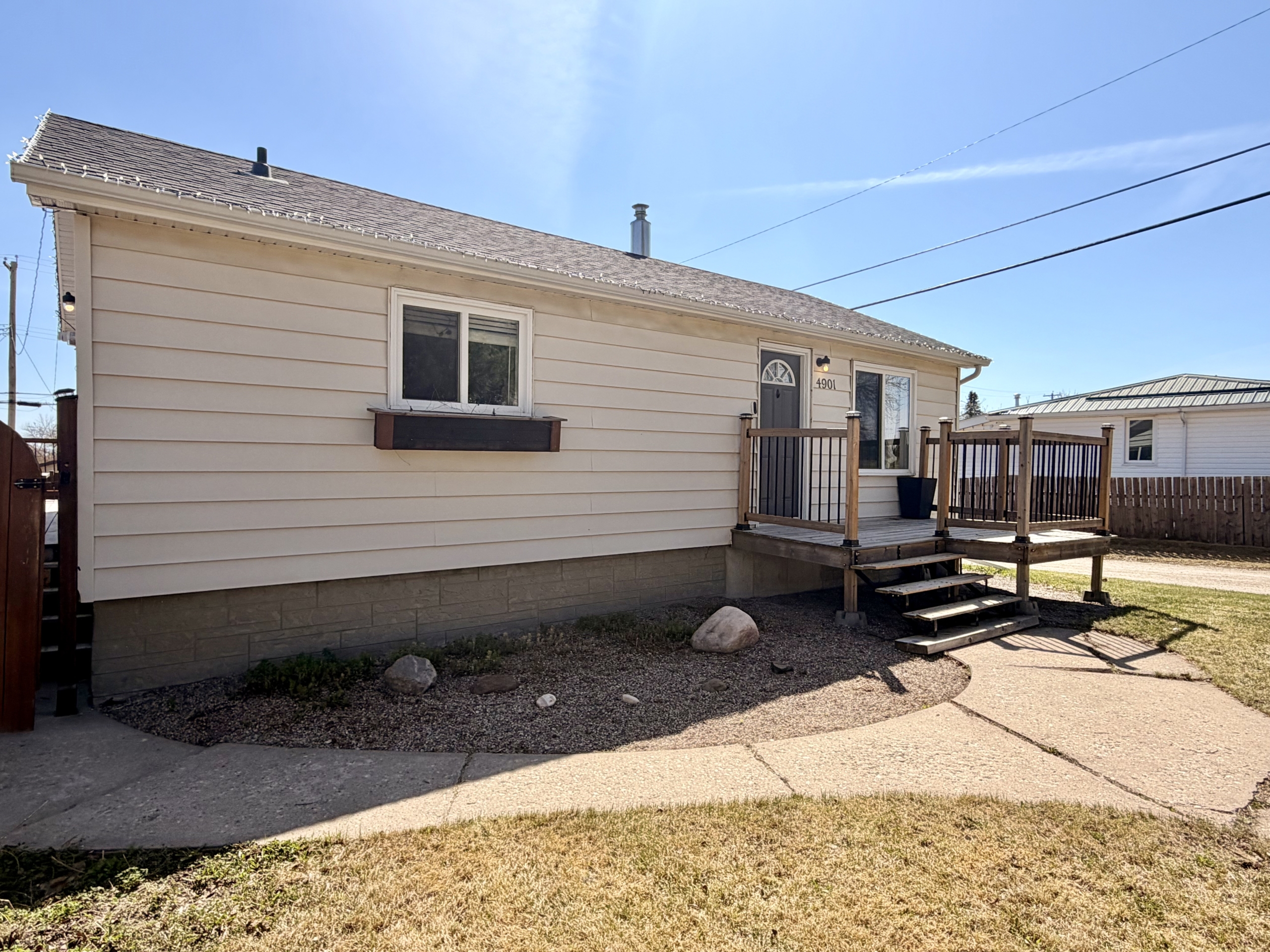 4901 44 St