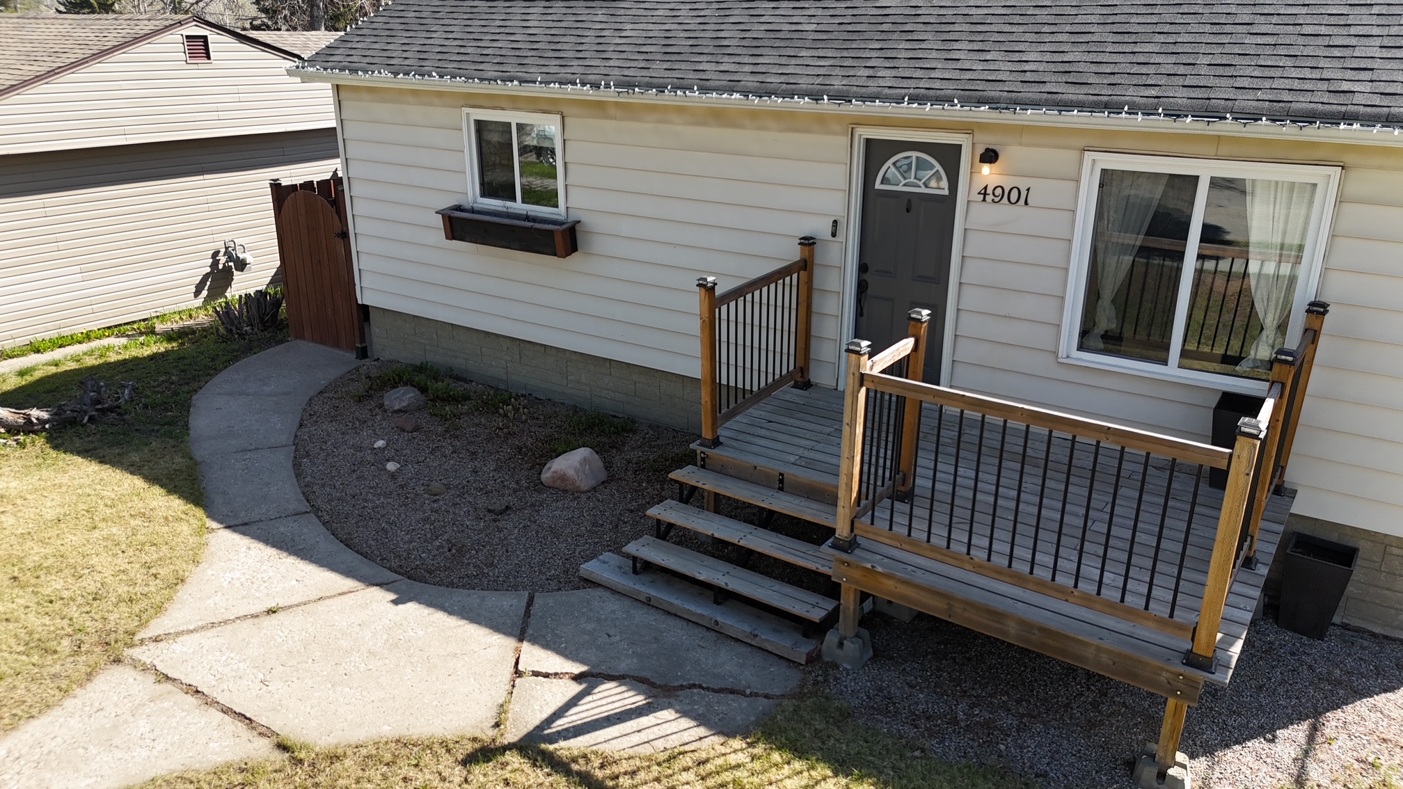 4901 44 St