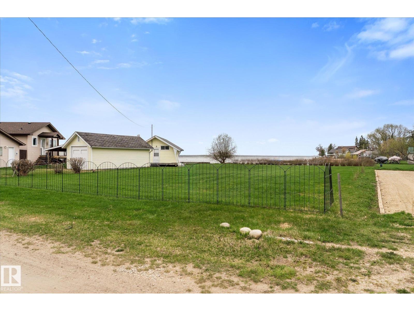 209 2 Street Ross Haven, Rural Lac Ste. Anne County, Alberta  T0E 1A0 - Photo 9 - E4488214