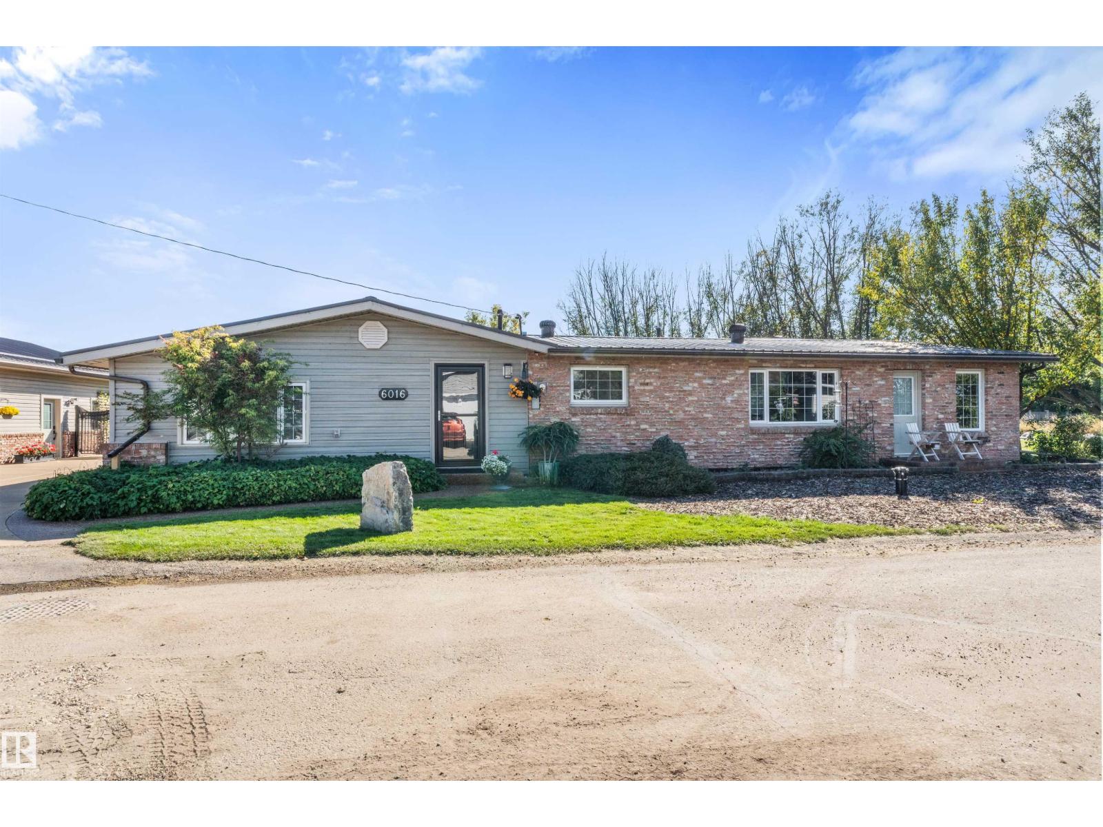 6016 52 Av, Rural Lac Ste. Anne County, Alberta  T0E 0A0 - Photo 2 - E4509748